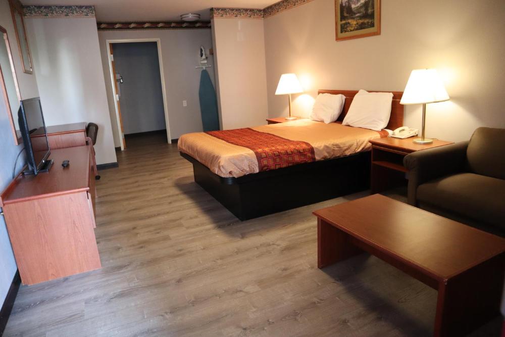 Deluxe Queen Room interior